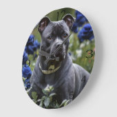 （犬）スタッフォードブルテリアインブルーバラガーデン ラージ壁時計 (傾斜)