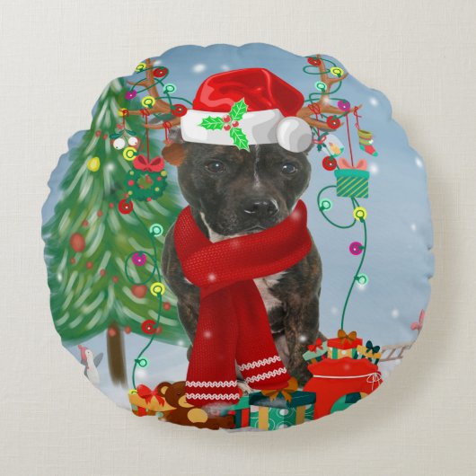 （犬）スタッフォードブルテリアドッグin雪のクリスマスT ラウンドクッション (正面)