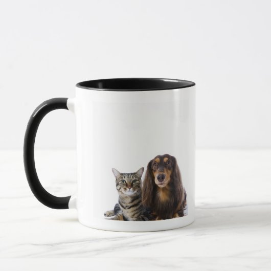犬(ダックスフント)および白の猫(日本のな猫) マグカップ (左)