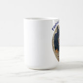 （犬）ドーベルマン・ピンシェルによって保護される コーヒーマグカップ (中央)