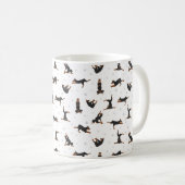 (犬)ドーベルマン・ピンシェル犬ヨガをしている コーヒーマグカップ (正面右)