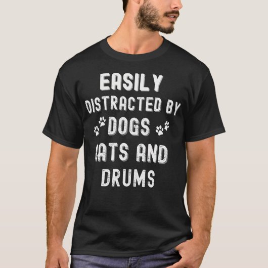 犬 猫 ドラム ドラム演奏に簡単に気を取られる Tシャツ (正面)