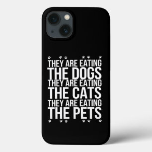 犬+猫+ペット+トランプを食べている iPhone 13ケース