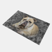 犬、英語のブルドージュ、険しい外観 ドアマット (アングル)