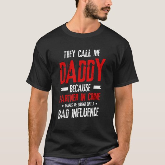 犯おもしろい罪のパートナーだから俺をパパと呼ぶ Tシャツ (正面)