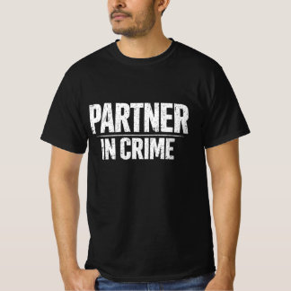 犯罪のパートナー カップルのタイポグラフィーデザイン Tシャツ
