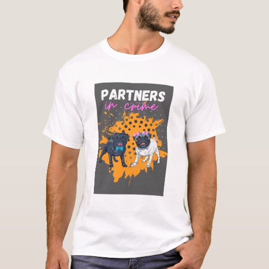 犯罪の共犯者犬 Tシャツ (正面)