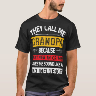 犯罪の当事者が私をグランパと呼ぶ Tシャツ
