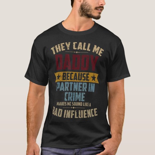 犯罪の父の日に私をパパのパートナーと呼ぶ Tシャツ (正面)