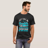 犯罪の父親のパートナーだからパパと呼ばれてるの Tシャツ (正面フル)