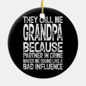 犯罪の相手が悪いからおじいちゃんって呼ばれる セラミックオーナメント (裏面)