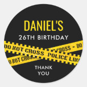 犯罪現場誕生日会と黄色の警察テープ ラウンドシール (正面)