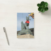 狐（キツネ）が口に鍵を持ち、伏見稲荷大社の正門にて ポストイット (オフィス)