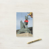 狐（キツネ）が口に鍵を持ち、伏見稲荷大社の正門にて ポストイット (デスク上)