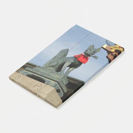 狐（キツネ）が口に鍵を持ち、伏見稲荷大社の正門にて ポストイット (アングル)