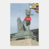 狐（キツネ）が口に鍵を持ち、伏見稲荷大社の正門にて ポストイット (正面)