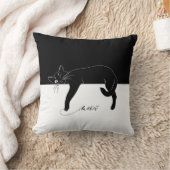 狡猾な黒猫は足を危険にさらしていた クッション (ブランケット)