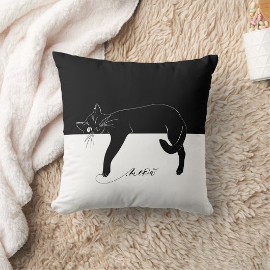 狡猾な黒猫は足を危険にさらしていた クッション (ブランケット)