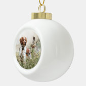 狩りとブルターニュ犬アート セラミックボールオーナメント (右)