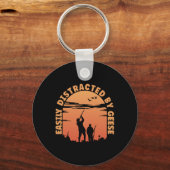 狩りのアヒルがガチョウに気を取られる キーホルダー (正面)