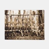 狩りのキャンプの深い森のミシガン州の狩りクラブヴィンテージ ドアマット (正面)