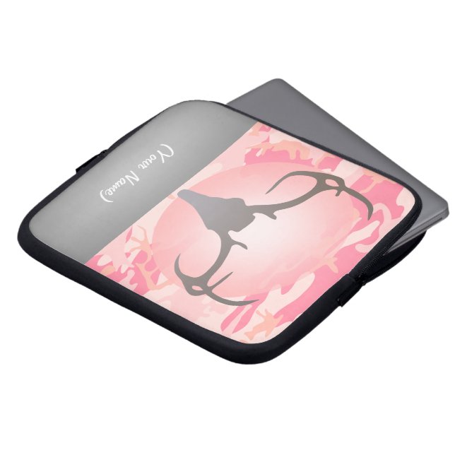 狩りのテーマのシカの(雄ジカの)枝角のピンクの斑入りの迷彩柄 ラップトップスリーブ (正面上部)