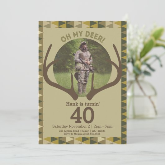 狩りメンズ迷彩柄ディアー〔雄ジカの〕枝角誕生日 招待状 (スタンド正面)