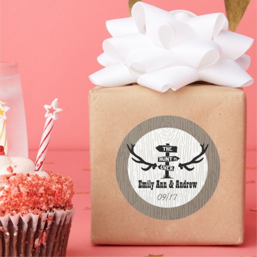 狩り素朴がBarnwood上にある日付シールを保存 ラウンドシール (パーティー)