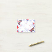 独立した赤、白、青のグラフィカルな蝶 ポストイット (デスク上)