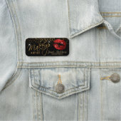 独立代表 – 赤い唇 名札 (インサイチュ)