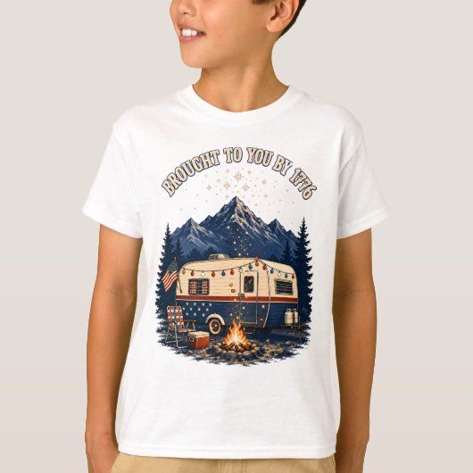独立記念日のキャンプトレーラーと山々 Tシャツ (正面)