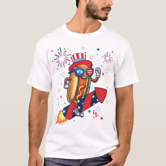 独立記念日のホットドッグ愛国ロケットと花火 Tシャツ (正面)
