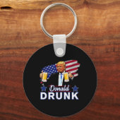 独立記念日のユーモアたっぷりの大統領飲酒 - ドナルド・ドゥル キーホルダー (正面)