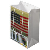 独立記念日の旗 – マーサのブドウ園 ミディアムペーパーバッグ (正面アングル)