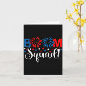 独立記念日の花火Tシャツ Boom Squad カード (黄色い花)