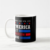 独立記念日7月4日アメリカ国旗が解放 コーヒーマグカップ (左)