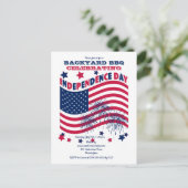 独立記念日7月4日パーティー – なびく国旗の招待 ポストカード (スタンド正面)