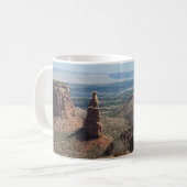独立記念碑のマグ コーヒーマグカップ (正面左)