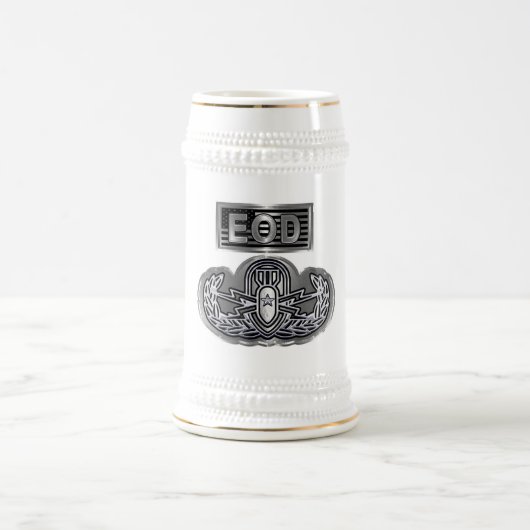 独自に設計された記念OD ビールジョッキ (中央)