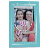 独自のアクアブルーのクリスマスホリデーフォトを作成 ミディアムペーパーバッグ (正面)