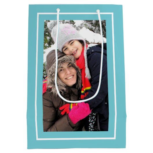 独自のアクアブルーのクリスマスホリデーフォトを作成 ミディアムペーパーバッグ (裏面)