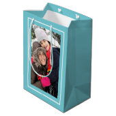 独自のアクアブルーのクリスマスホリデーフォトを作成 ミディアムペーパーバッグ (裏面アングル)