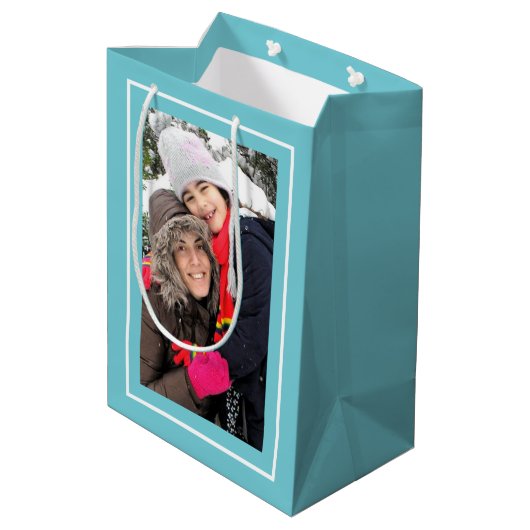 独自のアクアブルーのクリスマスホリデーフォトを作成 ミディアムペーパーバッグ (裏面アングル)