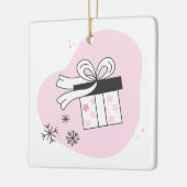 独自のギフトボックスと雪の結晶のクリスマスを作成 セラミックオーナメント (左)