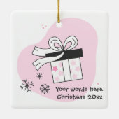 独自のギフトボックスと雪の結晶のクリスマスを作成 セラミックオーナメント (裏面)