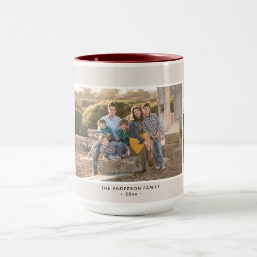 独自のジンジャーブレッド家族のクリスマスフォトを作成 マグカップ (中央)