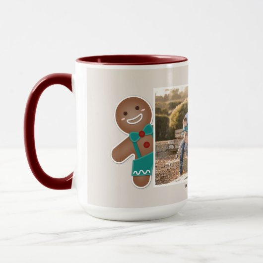 独自のジンジャーブレッド家族のクリスマスフォトを作成 マグカップ (左)