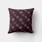 独自のバーガンディとバラ金ゴールドの雪の結晶を作成 クッション (裏面)