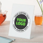 独自のビジネスロゴまたはアップロードしたデザインの追加 台座サイン (インサイチュ)