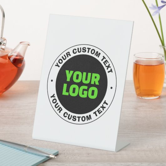 独自のビジネスロゴまたはアップロードしたデザインの追加 台座サイン (インサイチュ)